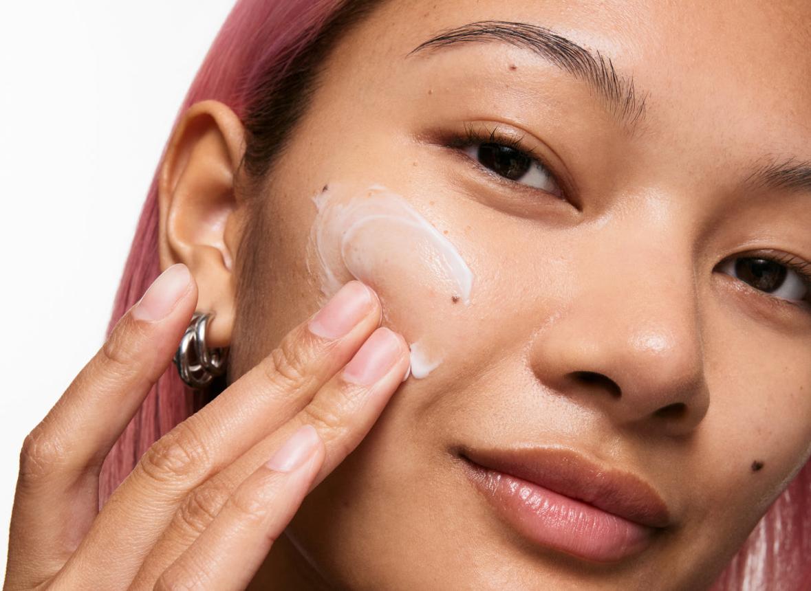 Overnight skin hydration supported by collagen skincare