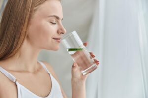 Alt: Beautiful woman with glowing hydrated skin and radiant complexion